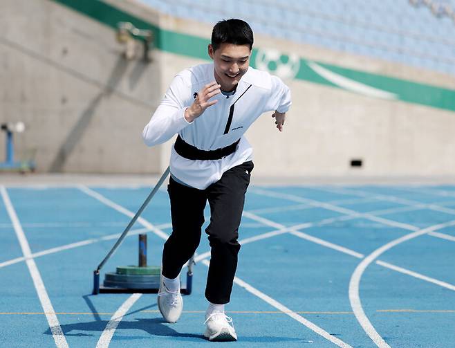 높이뛰기 우상혁이 15일 오전 인천 문학경기장에서 파리올림픽 출전에 대비한 실외 훈련을 하고 있다. 연합뉴스