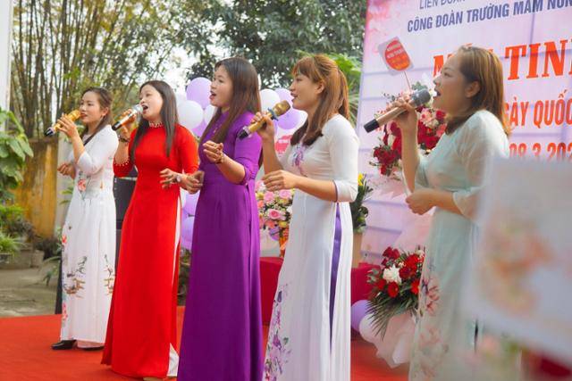 세계 여성의 날인 8일 베트남 하노이 시내에서 여성의 날을 기념하는 회사 행사가 진행되고 있다. 하노이=허경주 특파원