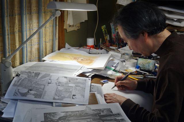 '고독한 미식가'로 대중에게 각인된 만화가 다니구치 지로가 작업에 열중하고 있는 모습. AFP 연합뉴스 자료사진