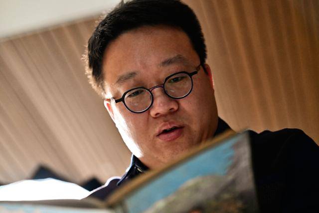 어머니가 남긴 일기장은 모두 여섯 권. 1978년부터 일기는 시작됐다. 정 작가가 그중 가장 오래된 일기장을 읽어보고 있다. 최주연 기자