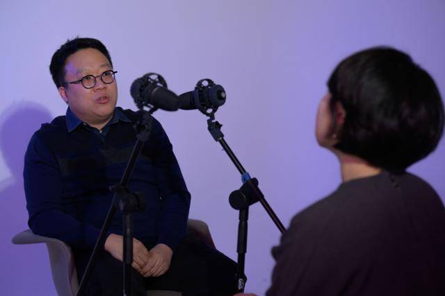 정 작가는 이모와 외삼촌에게 어머니의 어린 시절 얘기를 듣고, 실제 살던 집과 다니던 초등학교(당시엔 국민학교)를 가보기도 했다. 소녀가 매일 오갔던 집과 학교까지의 거리는 무려 10㎞. 좀 더 빨리 가려고 어머니는 성인 남성이 오르기도 힘든 산길로 학교를 다녔다. 최주연 기자