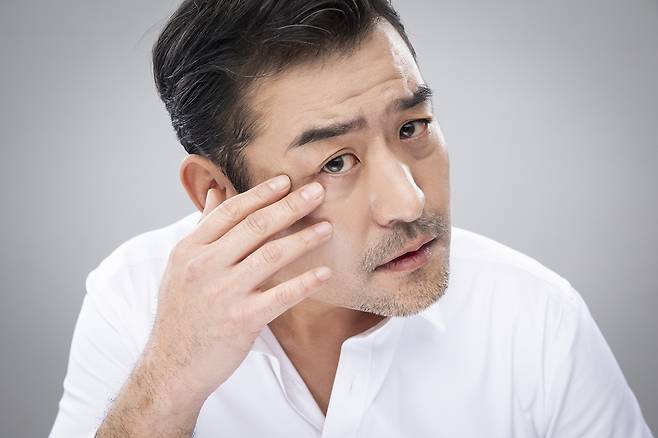 중년 남성은 호르몬 변화에 의해 코털이 길어지는데, 뽑을 땐 상처가 생기지 않도록 주의해야 한다./사진=클립아트코리아