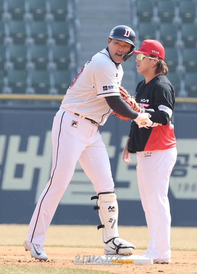 14일 오후 서울 잠실야구장에서 열린 KIA와 두산의 프로야구 시범경기. 두산 양석환이 4회 2루타를 날리고 기뻐하고 있다. 잠실=정시종 기자 capa@edaily.co.kr /2024.03.14.