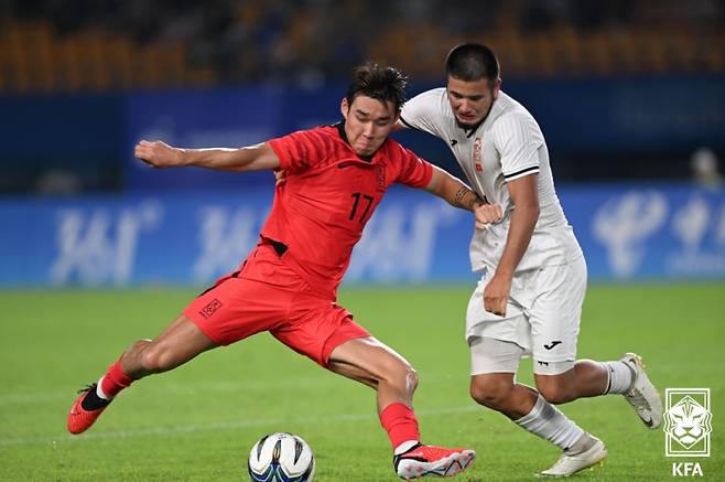 사진은 지난 2023 항저우 AG 당시 키르기스스탄과의 경기에서 드리블을 시도하는 송민규의 모습. 사진=대한축구협회