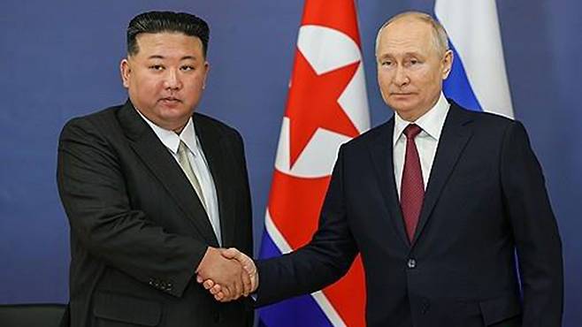 지난 2023년 9월, 러 극동 보스토치니 우주기지서 만난 푸틴 대통령과 김정은 국무위원장 [사진 제공: 연합뉴스]