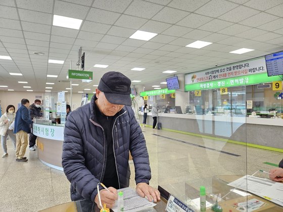 면허 갱신을 위해 서울 마포구 서부운전면허시험장을 찾은 표병문(79)씨가 면허갱신 접수를 하고 있는 모습. 정세희기자