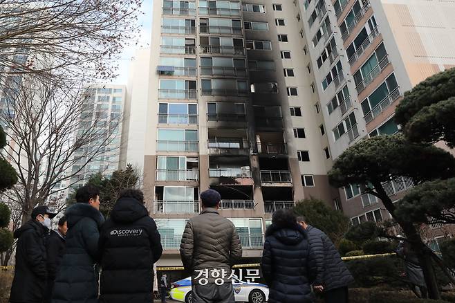 성탄절 새벽에 화재가 발생해 2명이 숨진 서울 도봉구 한 아파트에 남겨진 화마의 흔적을 지난해 12월 26일 시민들이 바라보고 있다. 한수빈 기자