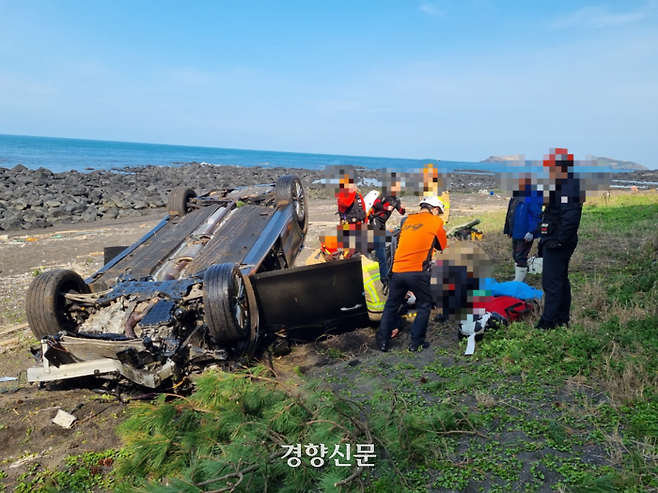 수월봉 절벽 아래로 추락한 차량. 제주도소방안전본부 제공