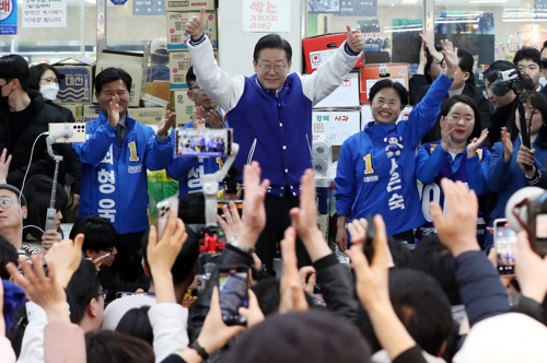 이재명 더불어민주당 대표(가운데)가 15일 오후 부산 부산진구 당감시장을 찾아 서은숙 부산진갑 후보 등 부산지역 후보들과 지지를 호소하고 있다. 연합뉴스