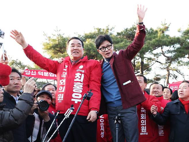 한동훈 국민의힘 비상대책위원장이 15일 전북 전주시 한옥마을을 찾아 시민에게 인사하고 있다. 연합뉴스