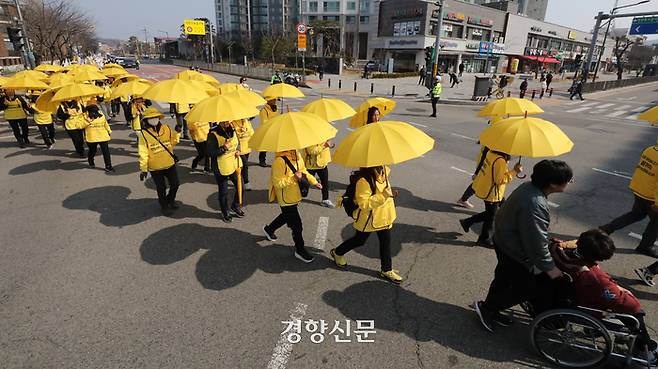 세월호 유가족과 시민들이 경기 안산시 단원고에서 안산시청을 향해 걸어가고 있다.