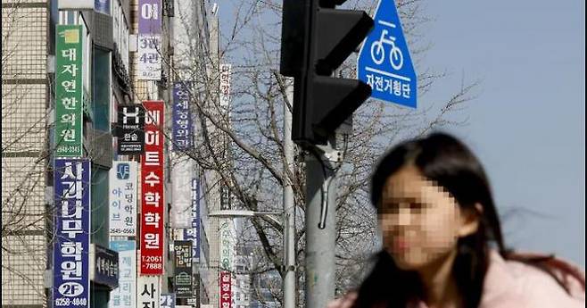 Students walk in Mokdong hagwon in Yangcheon-gu, Seoul, Thursday as the total amount of private education expenses exceeded 27 trillion won, the highest amount ever for the third consecutive year. By Jae-Won Moon