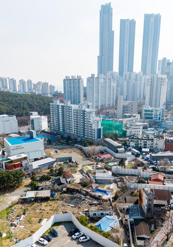 부산시가 장기간 방치되면서 도심 기능을 상실한 해운대구 중동 193 일원에 역세권 복합개발사업을 추진한다. 사진은 14일 촬영한 해당 부지 전경으로, 뒤로 초고층 건물 엘시티가 보인다.   이원준 기자