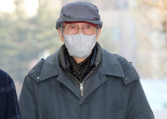 Actor O Yeong-su arrives at the Seongnam branch of Suwon District Court in Gyeonggi, on Feb. 2. [YONHAP]