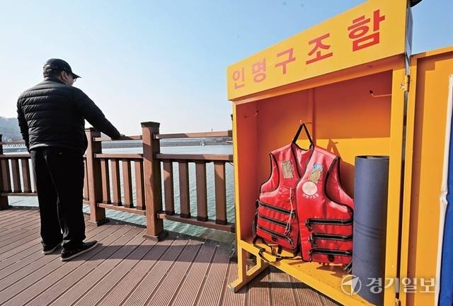 경기지역에 설치된 수난인명구조함 중 상당수가 구명장비를 제대로 갖추고 있지 않은 것으로 나타났다. 14일 오후 의왕시 백운호수 둘레길의 한 인명구조함에 구명조끼만 비치돼 있다. 윤원규기자