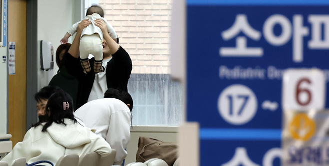 서울의 한 대학병원 소아과의 외래진료실이 환자들로 북적이고있다. 2024.2.21 [김호영 기자]