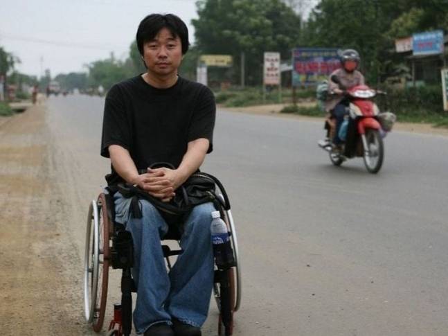 휠체어에 앉아있는 강원래. [사진출처=강원래 인스타그램]