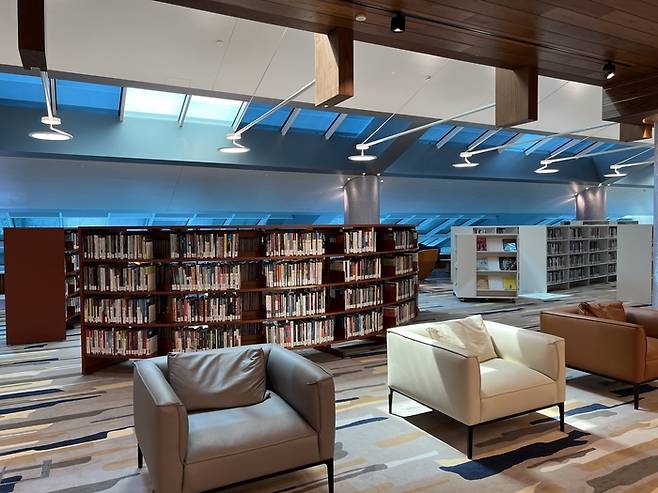 도서관 열람실에는 편안한 의자와 테이블이 마련돼 있어 누구든지 와서 편하게 독서에 빠질수 있다