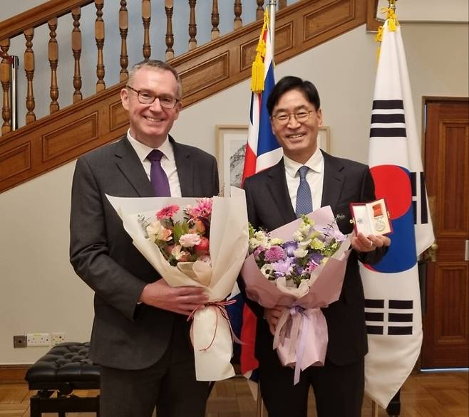 14일 서울 중구 주한영국대사관에서 대영제국 훈장을 받은 박종백 법무법인 태평양 변호사(오른쪽)가 콜린 크룩스 주한영국대사와 기념촬영하고 있다./사진제공=주한영국대사관