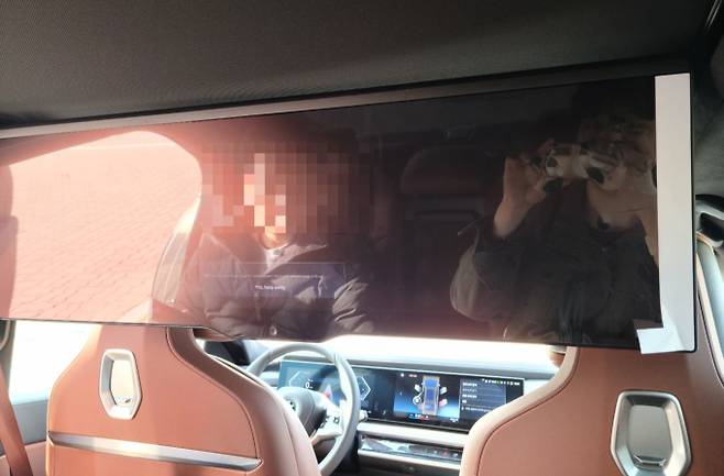 BMW 740i 내부에 설치된 스크린 /사진= 지선우 기자