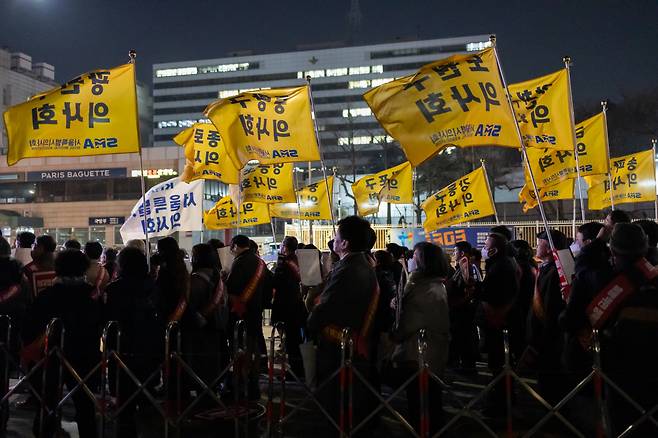 지난 14일 서울 용산구 전쟁기념관 앞에서 서울시의사회 주최로 열린 제3차 의대정원증원 필수의료패키지 저지를 위한 궐기대회에서 참석자들이 관련 소속 깃발을 들고 있다. [연합]