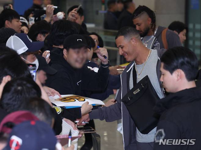 [인천공항=뉴시스] 김진아 기자 = 미국 메이저리그(MLB) '월드투어 서울 시리즈'에 출전하는 샌디에이고 파드리스 매니 마차도가 15일 새벽 인천국제공항 제1여객터미널을 통해 입국하고 있다. 2024.03.15. bluesoda@newsis.com