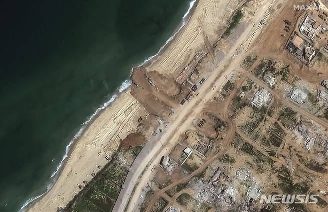 [가자지구=AP/뉴시스] 막사 테크놀로지스가 14일(현지시각) 제공한 위성 사진에 지난 12일 가자지구 남쪽 가자 해안에 새로운 부두가 건설 중인 모습이 보인다. 2024.03.15.