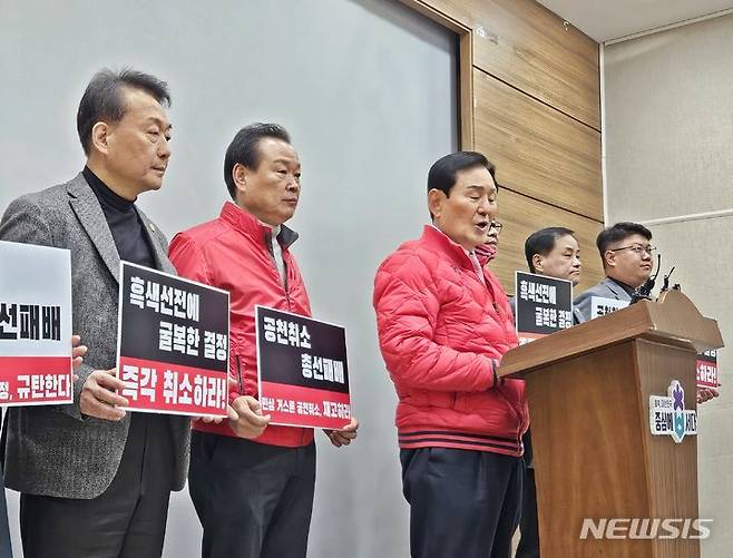 [청주=뉴시스] 이도근 기자= 충북 청주 상당구 국민의힘 소속 시·도의원 8명이 15일 충북도청 브리핑룸에서 전날 공천취소된 정우택 의원에 대한 재고·재심, 재공천을 촉구하는 기자회견을 열고 있다. 2024.3.15. nulha@newsis.com