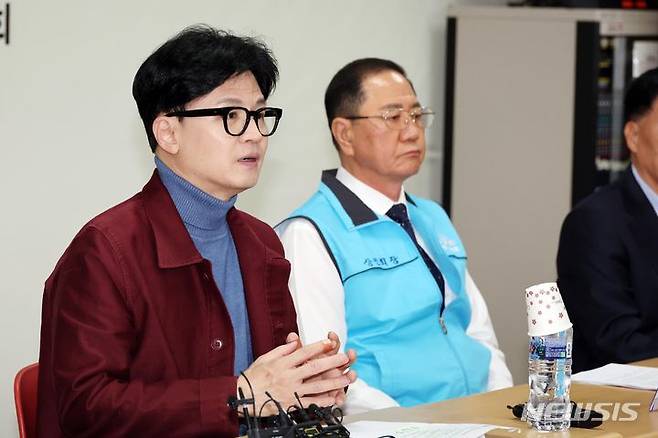 [순천=뉴시스] 이영환 기자 = 한동훈 국민의힘 비상대책위원장이 15일 오전 전남 순천시 아랫장번영회에서 열린 순천 시민 간담회에서 모두발언을 하고 있다.  2024.03.15. 20hwan@newsis.com