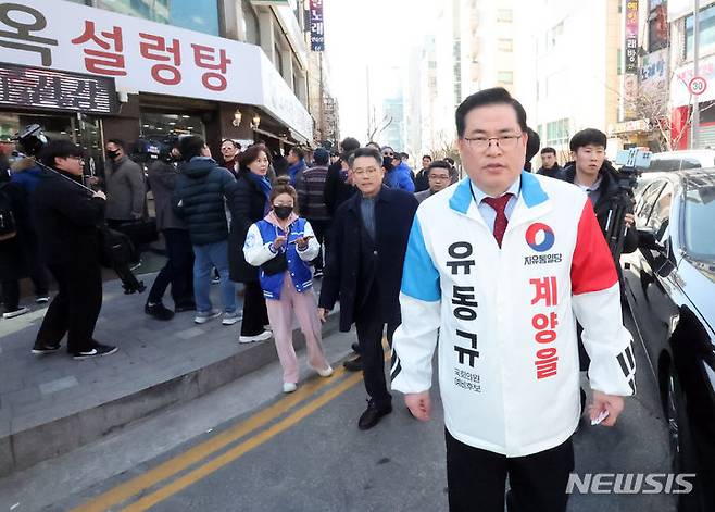 [인천=뉴시스] 김명년 기자 = 유동규 자유통일당 계양을 예비후보가 9일 오전 인천 계양구 작전서운동 일대에서 이재명 민주당 대표의 유세 현장을 지나치고 있다. 2024.03.09. kmn@newsis.com