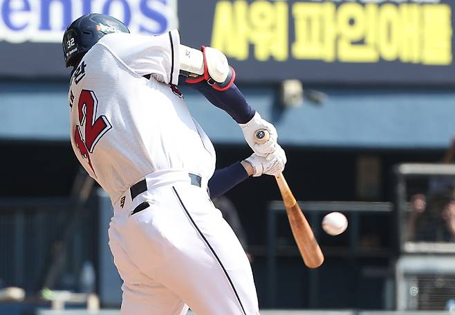 14일 오후 서울 잠실야구장에서 열린 2024 KBO 리그 KIA 타이거즈와 두산 베어스의 시범 경기. 1회초 1사 2루 두산 김재환이 1타점 2루타를 치고 있다. 연합뉴스