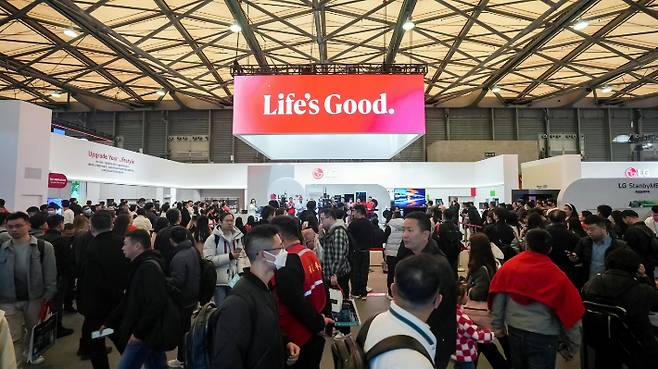 중국 최대 가전 박람회인 AWE 2024에서 LG전자가 마련한 전시 부스에 관람객들이 북적이고 있다. LG전자 제공