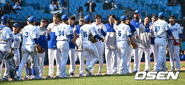 [OSEN=대구, 이석우 기자]삼성 라이온즈 선수들이 롯데 자이언츠에 3-2 역전승하고 하이파이브를 하고 있다. 2024.03.15 / foto0307@osen.co.kr