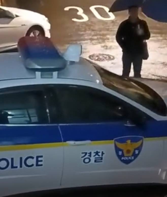 A씨가 서울의 한 지구대 앞에서 촬영한 경찰차의 모습. 그는 이 영상에서&nbsp;“한국에서 외국인들이 동물 같은 대우를 받고 있다”고 말했다. A씨 틱톡 캡처