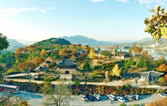 충주댐 건설로 수몰된 지역에 있던 보물과 문화재 등을 청풍호 인근으로 옮겨 ‘청풍문화재단지’를 만들었다. 사진 : 제천시.