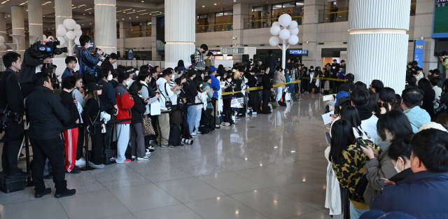 국내 및 일본 야구 팬들이 15일 인천국제공항 1터미널 입국장에서 오타니 쇼헤이 선수를 기다리고 있다. 영종도=오승현 기자