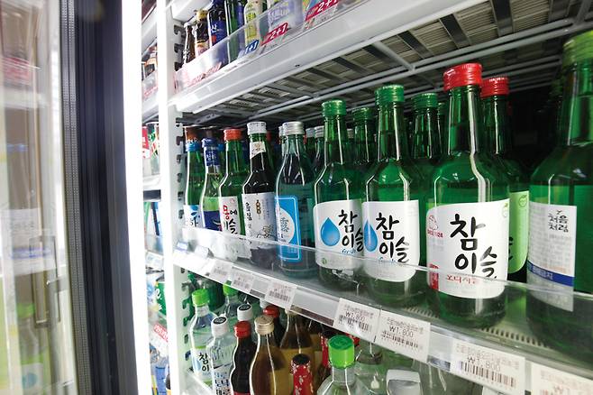 서울 시내 한 편의점의 냉장고에 소주가 진열되어 있다.ⓒ시사저널 이종현