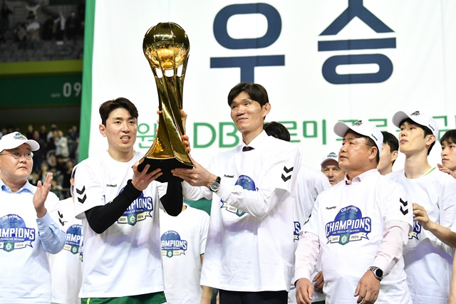 원주DB 우승 세리머니. 김주성 감독(오른쪽). /사진=KBL 제공