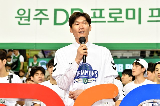 정규리그 우승 소감을 말하는 김주성 감독. /사진=KBL 제공