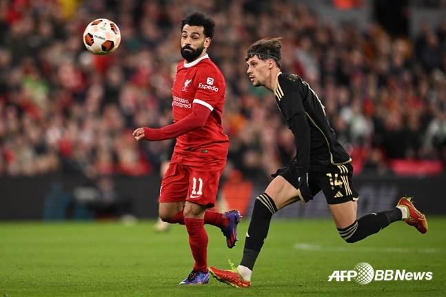 모하메드 살라(왼쪽)가 15일 오전 5시(한국시간) 영국 리버풀의 안필드에서 열린 '2023~2024시즌 유럽축구연맹(UEFA) 유로파리그(UEL)' 16강 2차전 리버풀 대 스파르타 프라하의 경기에서 상대 선수와 볼 경합을 펼치고 있다. /AFPBBNews=뉴스1
