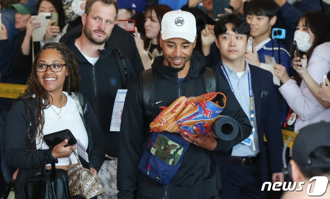 미국프로야구(MLB) LA 다저스 무키 베츠(가운데)가 15일 오후 인천국제공항 제1터미널을 통해 입국하고 있다. /사진=뉴스1