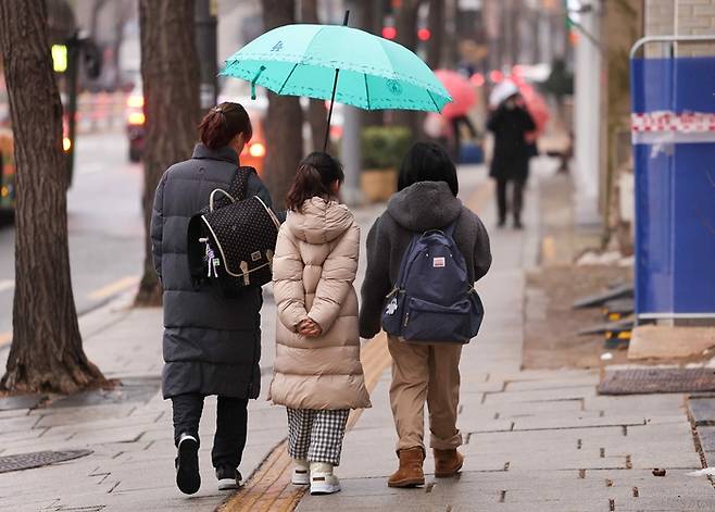 올해 서울 초등학교 신입생 수가 지난해보다 10％ 이상 급감하며 사상 처음으로 5만명대로 떨어진 가운데 지난 1월 3일 서울 시내 한 초등학교에 초등학생들이 등교하고 있다. 연합뉴스