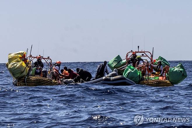 이주민 구조하는 SOS 메디테라네 [로이터 연합뉴스. SOS 메디테라네 제공. 재판매 및 DB 금지]