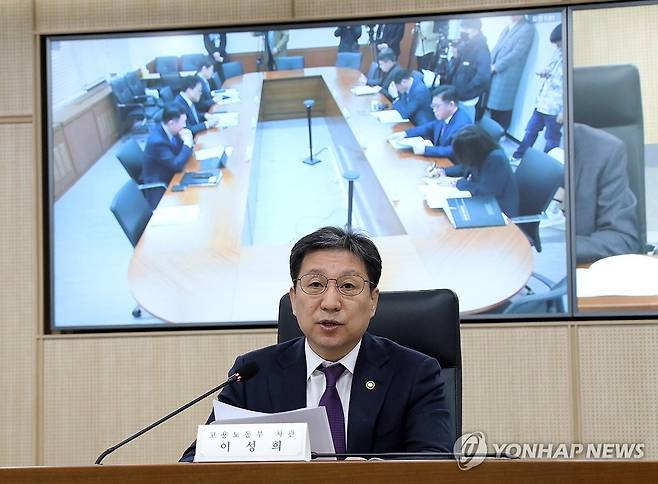 제15차 범정부 일자리 TF, 모두발언 하는 이성희 고용노동부 차관 (세종=연합뉴스) 배재만 기자 = 이성희 고용노동부 차관이 15일 오전 정부세종청사 중앙동 대회의실에서 서울청사와 영상회의로 열린 제15차 범정부 일자리 TF에서 모두 발언하고 있다. 2024.3.15 scoop@yna.co.kr