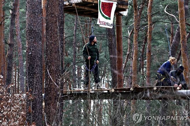 테슬라 반대 고공농성 [EPA 연합뉴스 자료사진. 재판매 및 DB 금지]