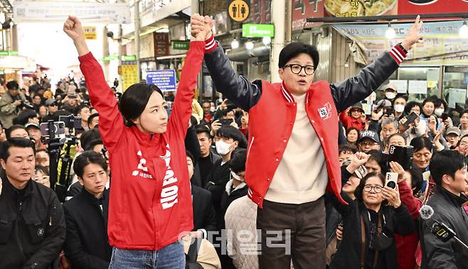 한동훈 국민의힘 비상대책위원장이 16일 오전 경기 오산시 오색시장에서 김효은 예비후보와 함께 시민들에게 인사를 하고 있다.(사진=뉴시스)