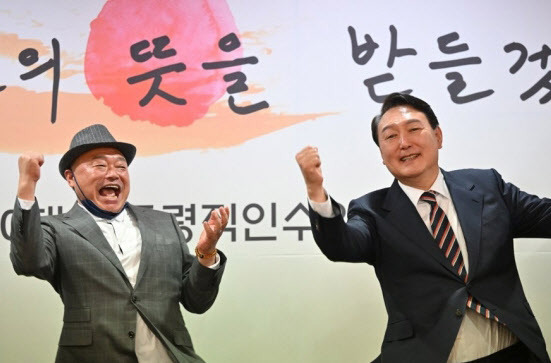 가수 김흥국(왼쪽)이 지난 2022년3월9일 윤석열 대통령 당선인과 어퍼컷 포즈를 하며 기뻐하고 있다. 연합뉴스