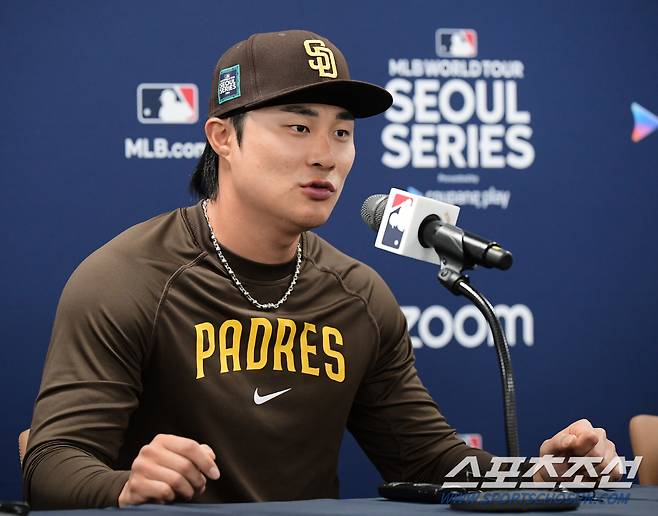 미국프로야구(MLB) 월드투어 서울시리즈가 열리는 서울 고척스카이돔. 16일 오후 샌디애고 파드리스 김하성이 인터뷰하고 있다.  고척=정재근 기자 cjg@sportschosun.com/2024.3.16/