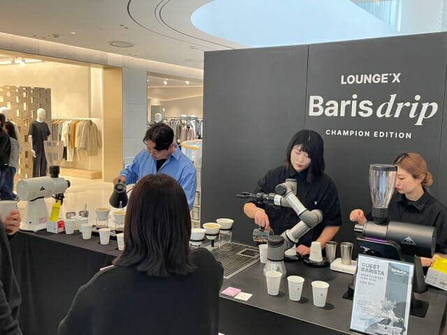 정형용 바리스타가 16일 더현대 서울 팝업 스토어에서 바리스 드립과 함께 커피를 내리고 있다. (사진=엑스와이지)