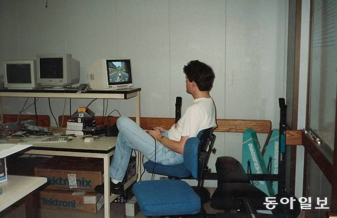 1993년 엔비디아 사무실에서 엔비디아 공동 창업자인 커티스 프리엠이 비디오 게임을 즐기는 모습. (엔비디아)